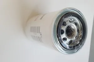 Engine oil filter / Filtre à huile moteur Cummins — 9