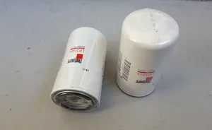 Engine oil filter / Filtre à huile moteur Cummins — 2