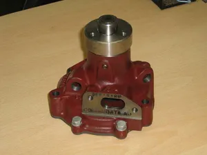 Water pump, cooling / Pompe de refroidissement moteur Iveco – neuve