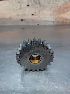 FORDSON DEXTA OIL PUMP IDLER GEAR Z=21 957E6649 — 4