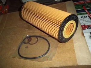 Engine oil filter / Filtre à huile moteur Mercedes-Benz