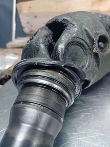 JOHN DEERE 6400 FRONT AXLE DRIVE SHAFT Z=16 S=21 AL78215, AL110349, L79727, L110240 — 3