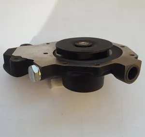 Water pump, cooling / Pompe de refroidissement John Deere — 17